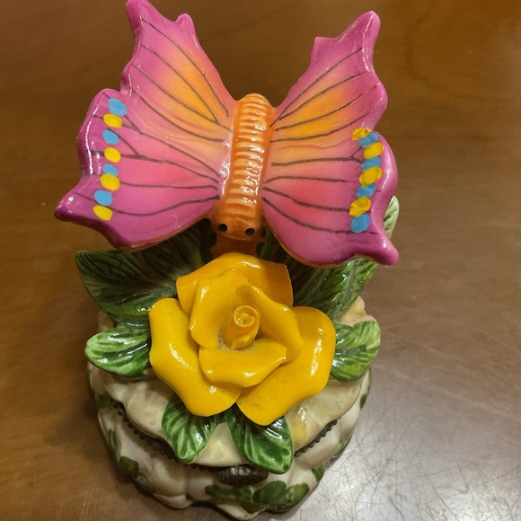 Porcelain Butterfly, Flower Trinket, Pill, Jewelry Box. Still Has Original Tag. - Picture 1 of 9